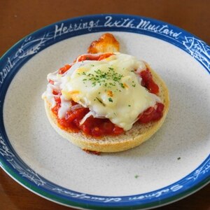 トマトソースとチーズでピザ風ホットサンド